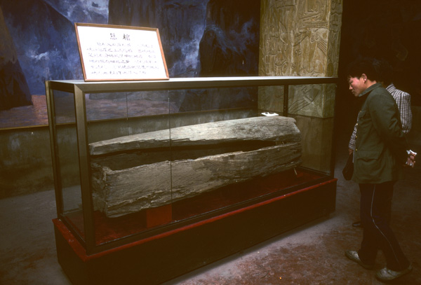 Coffin found on cliffs along Yangtze