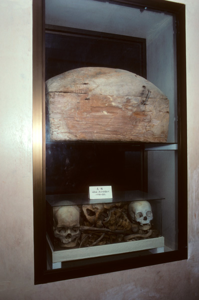 Coffin, bones found on cliffs on Yangtze