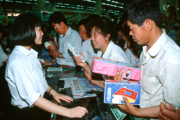 Consumers buy small appliances, Beijing