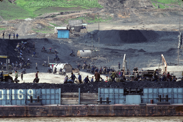 Workers loading coal along Yangzi River