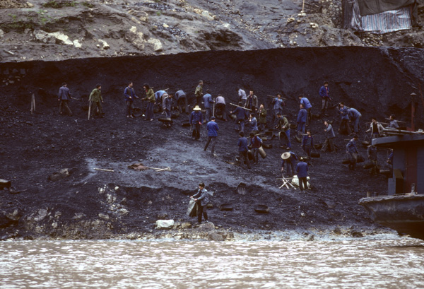 Workers load coal along Yangzi River