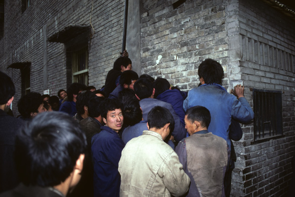 Worrkers seeking pay, Fengjie, China