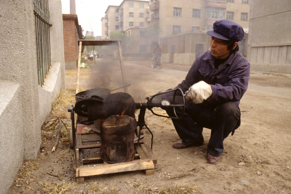 Vendor popping popcorn