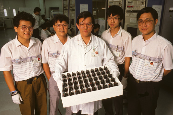 Motorola workers with first batch of pagers, China