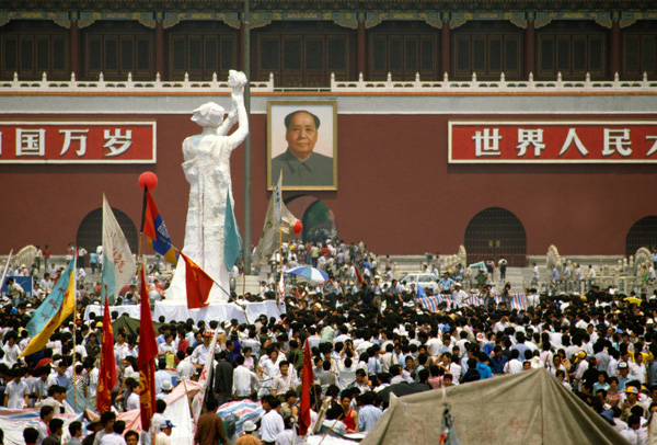 Goddess of Democracy and Mao