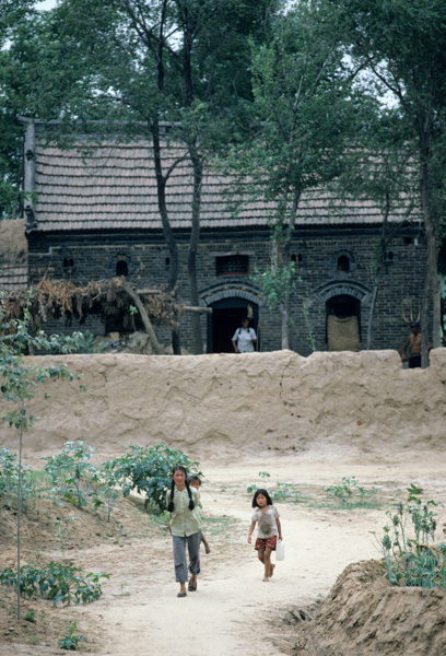 Girls and house in Henan village