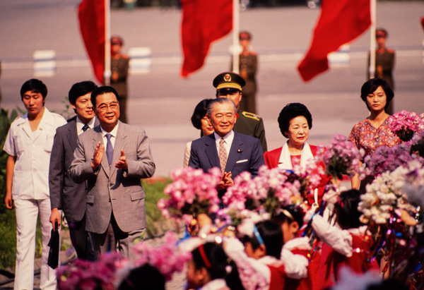 Chinese Premier Li Peng and Japanese Prime Minister Noboru Takeshita, Beijing, China