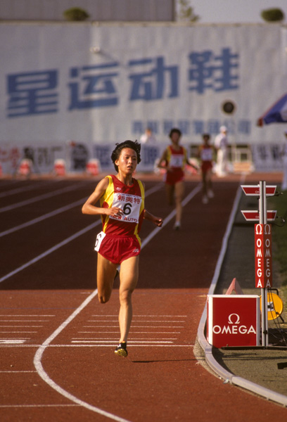 Wang Junxia breaks world record