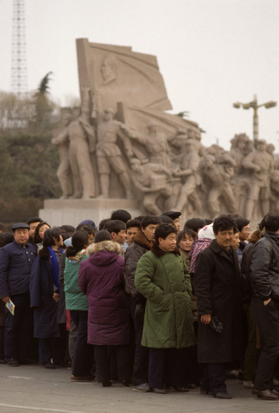 People lined up at Mao mausoleum