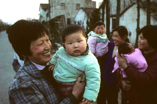 Women with children, Hangzhou