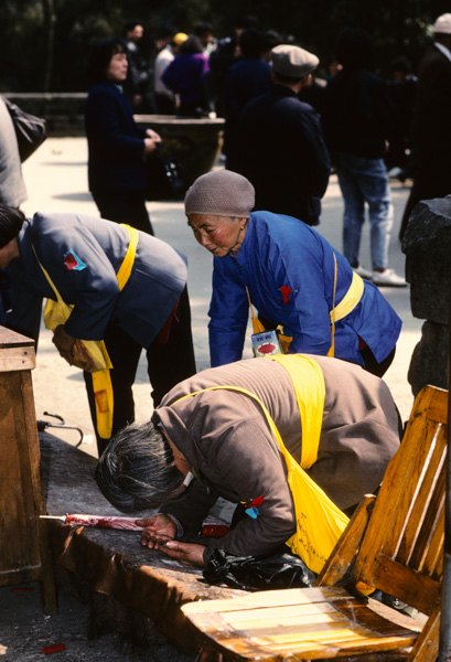 Worshippers at Lingyin Si Monastery