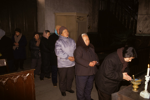 Funeral respects, Southern Cathedral, Beijing