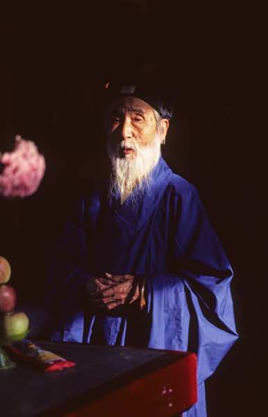 Daoist priest, Bai Yun Guan, China