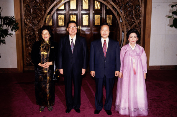 Li Peng and Kim Young Sam with their wives