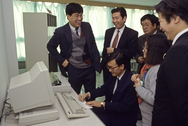 Wang Boming and workers on opening day of securities trading