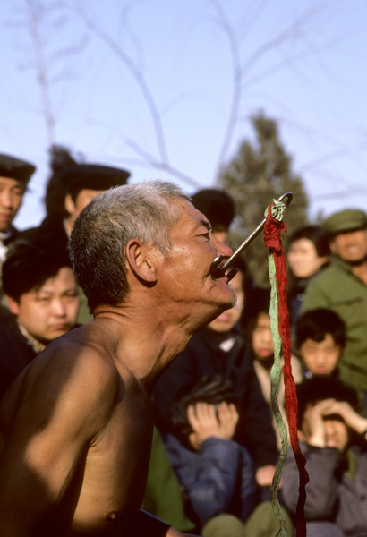 Man swallows sword, Beijing
