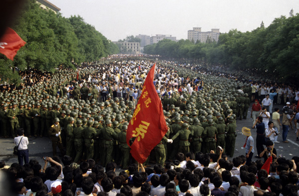 Soldiers surround student protesters, Tiananmen protests