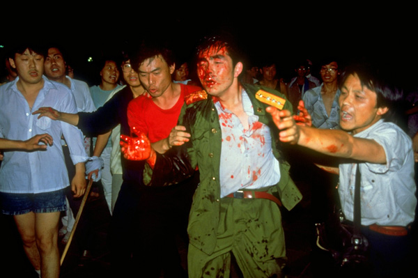 Students help injured soldier, Tiananmen Square
