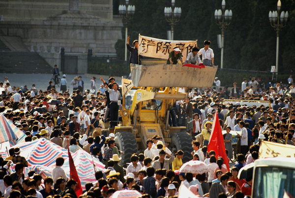 Workers in Tiananmen protest