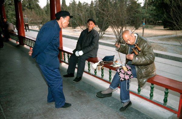 Men playing erhu, Temple of Heaven