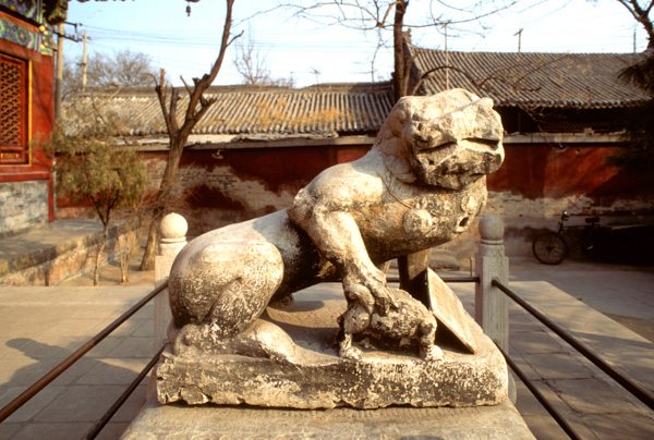 Stone lion, White Dagoba Temple
