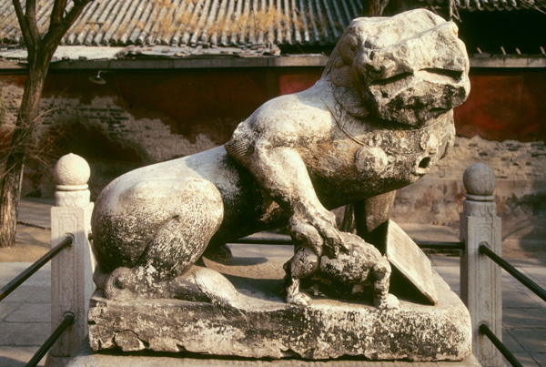 Stone lion, White Dagoba Temple