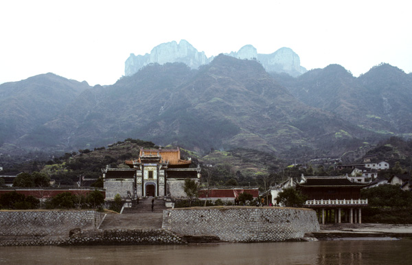 Lao Huan Lin temple on Yangtze