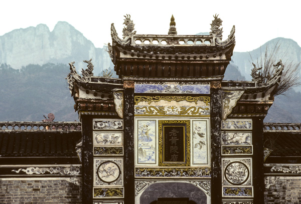 Lao Huan Lin temple on Yangtze