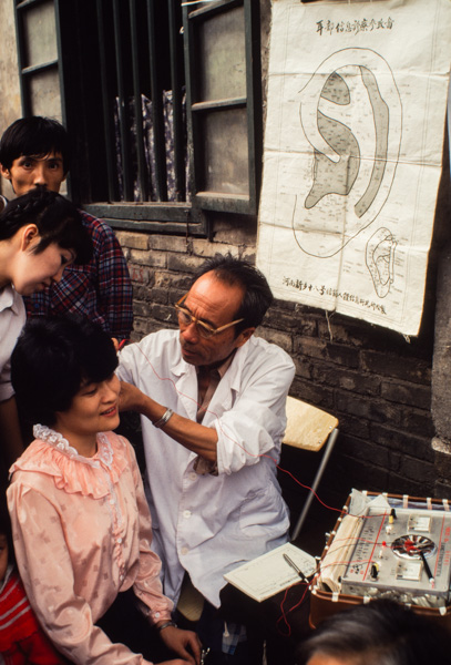 Doctor tests woman’s ears, Chongqing
