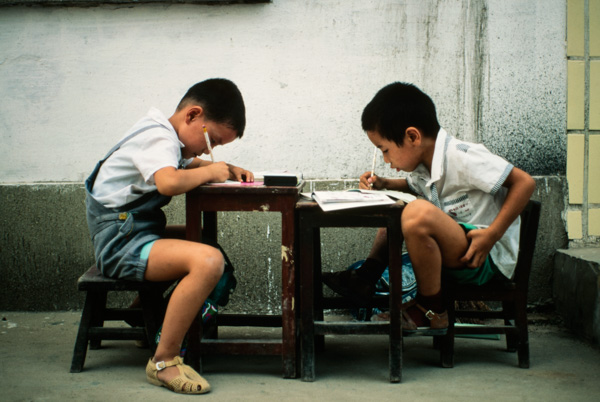Children do homework, Shanghai
