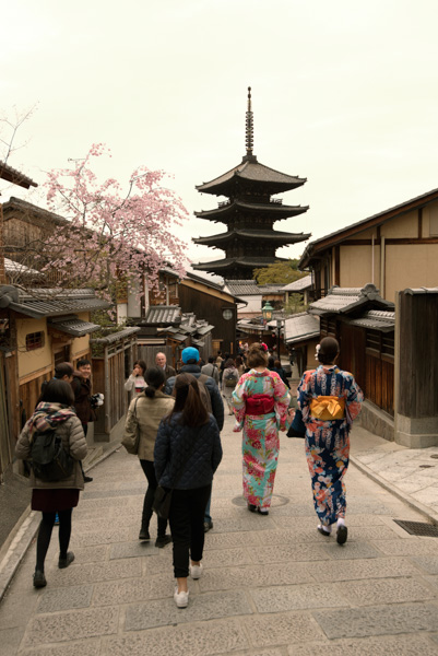 Women in kimonos, Yasaka-no-to Pagoda, Hagashiyama District, Kyoto