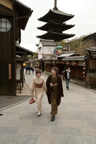 Tourists in traditional Japanese clothing, Yasaka-no-to Pagoda, Hagashiyama District, Kyoto