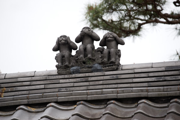 Monkey figures on tiled roof, Kyoto