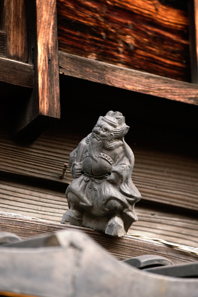 Figure on tiled roof, Gion, Kyoto