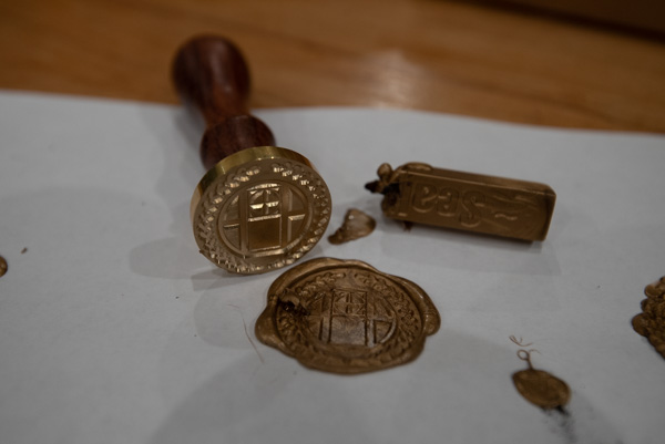 Embossed cookies with round door