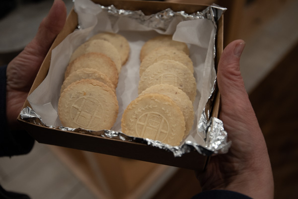 Embossed cookies with round door